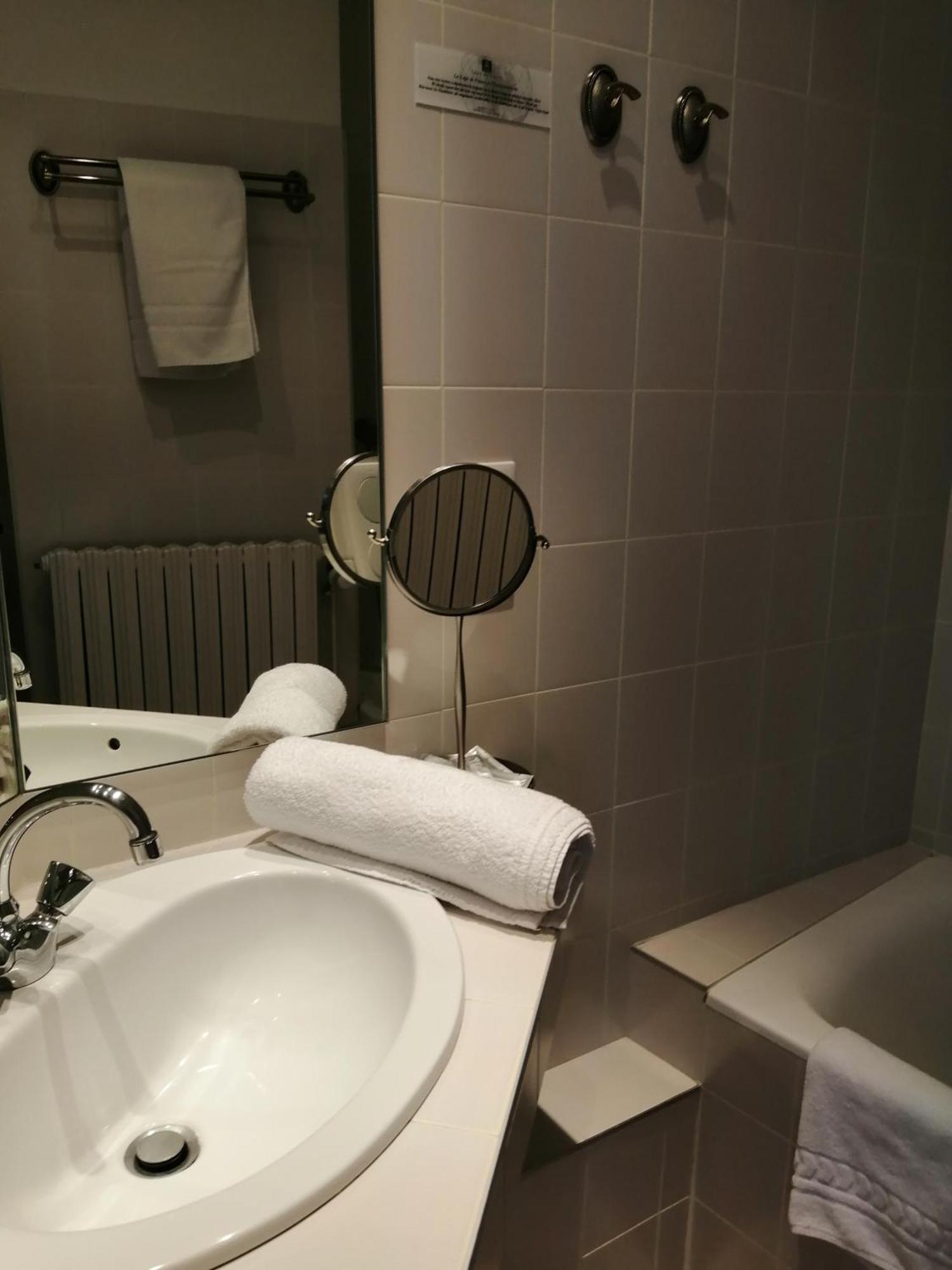Hotel Les Fleurs Pontaubert ภายนอก รูปภาพ
